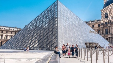 El robo al Louvre que parece sacado de una serie de Netflix: las increíbles coincidencias con Lupin