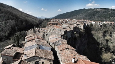 Castellfollit de la Roca: el pueblo medieval que desafía al vacío sobre un acantilado volcánico