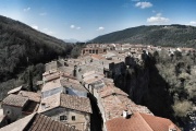 Castellfollit de la Roca: el pueblo medieval que desafía al vacío sobre un acantilado volcánico